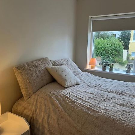 Charming 3 Bedroom Apartment Акурейри Экстерьер фото
