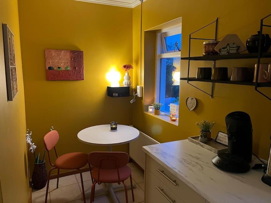 Charming 3 Bedroom Apartment Акурейри Экстерьер фото